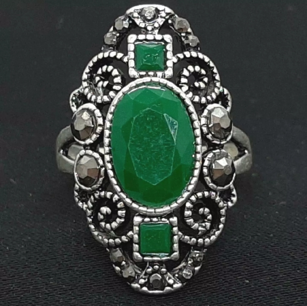 3.4ct green agate with 1ct marcasite accents. Vintage new. Handmade. Art deco.😍
